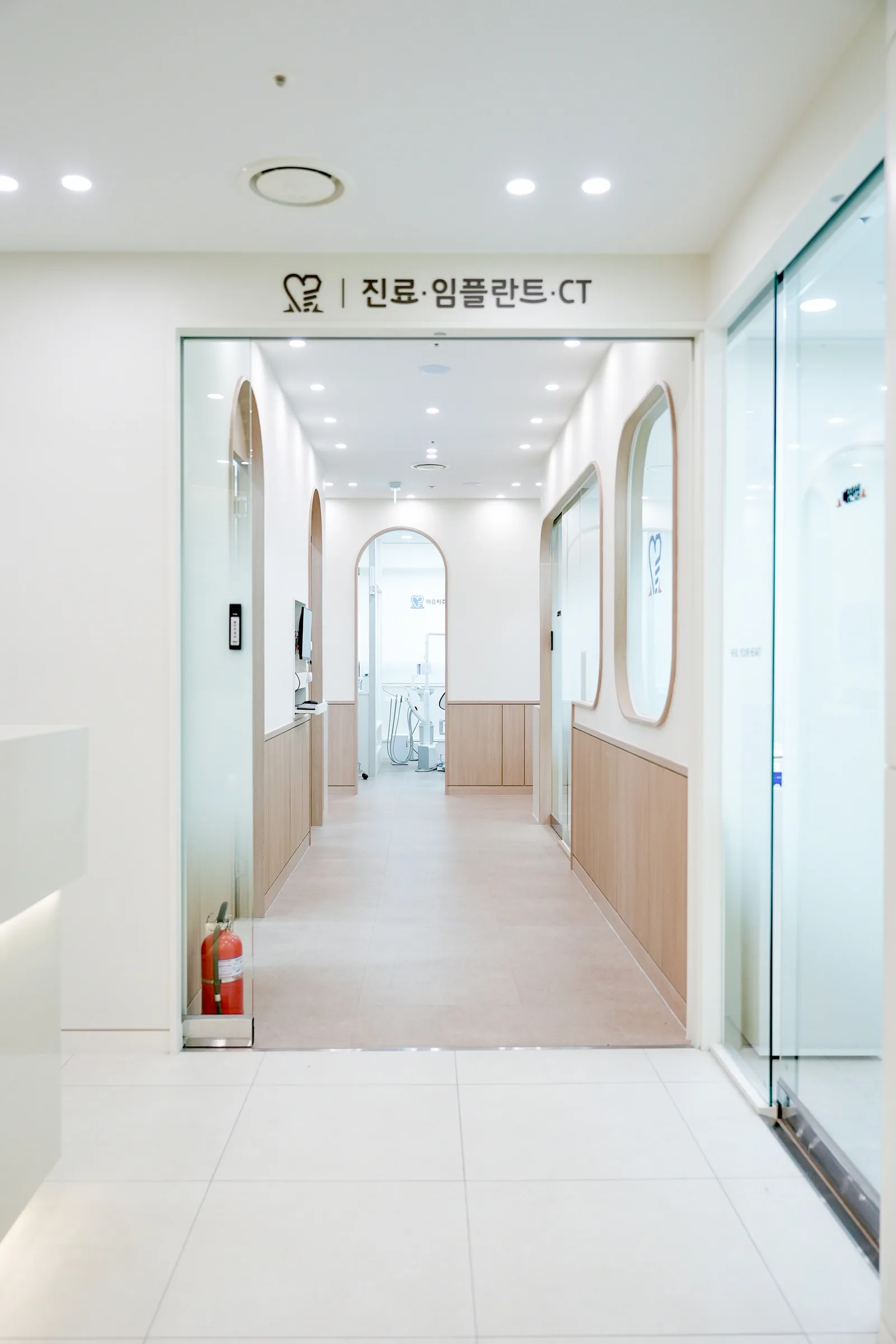 마음치주과치과 복도와 임플란트 CT실